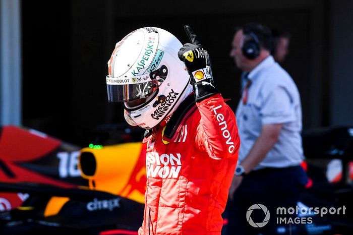 Ganador de la pole Sebastian Vettel, Ferrari, celebra
