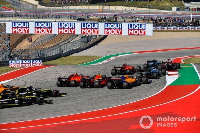 Valtteri Bottas, Mercedes AMG W10, Max Verstappen, Red Bull Racing RB15, Sebastian Vettel, Ferrari SF90, Lewis Hamilton, Mercedes AMG F1 W10, and Charles Leclerc, Ferrari SF90, Alex Albon, Red Bull Racing RB15, Carlos Sainz Jr., McLaren MCL34, al inicio