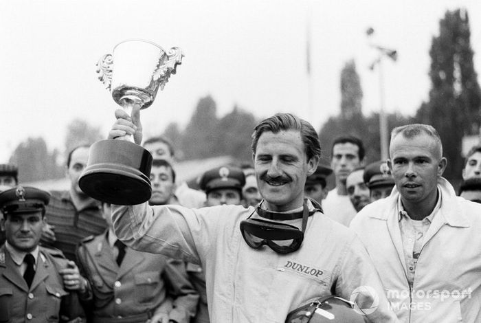 Graham Hill con el trofeo de ganador.