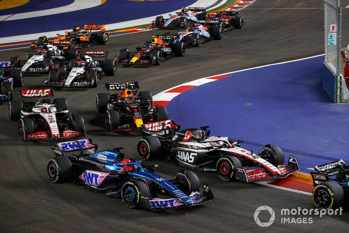 Esteban Ocon, Alpine A523, Kevin Magnussen, Haas VF-23, Max Verstappen, Red Bull Racing RB19, Nico Hulkenberg, Haas VF-23, el resto de la parrilla en la primera vuelta.