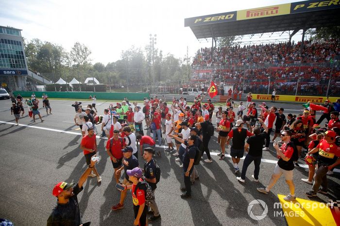 El público invade el circuito tras la carrera