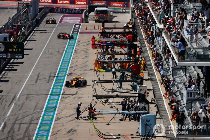 Lando Norris, McLaren MCL60 en el pit lane tras una parada en boxes