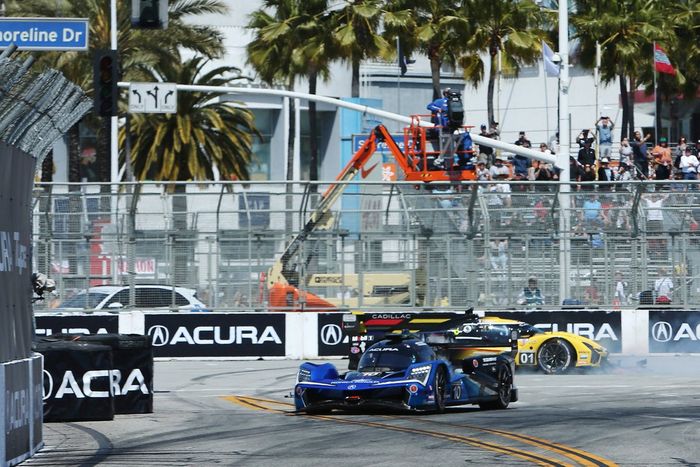 #10: Konica Minolta Acura ARX-06, Acura ARX-06, GTP: Ricky Taylor, Filipe Albuquerque, #01: Cadillac Racing, Cadillac V-LMDh, GTP: Renger van der Zande, Sebastien Bourdais trompea en la curva 1 en la salida