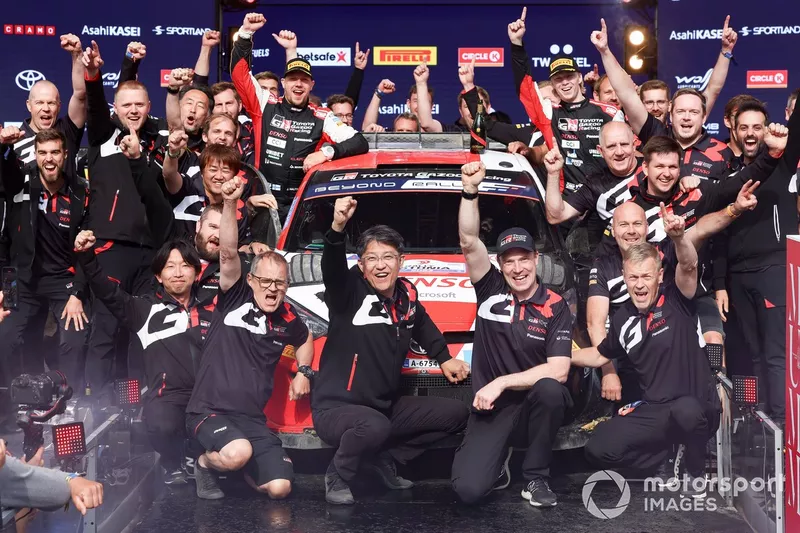 Kalle Rovanperä, Jonne Halttunen, Toyota Gazoo Racing WRT Toyota GR Yaris Rally1, Koji Sato, Presidente di Toyota Motor Corporation, Jari-Matti Latvala, Team principal Toyota Gazoo Racing