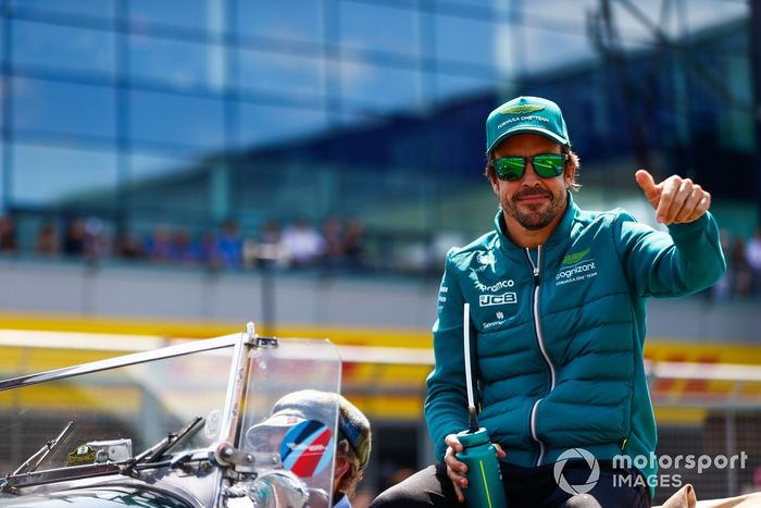 Fernando Alonso, Aston Martin F1 Team, en el desfile de pilotos