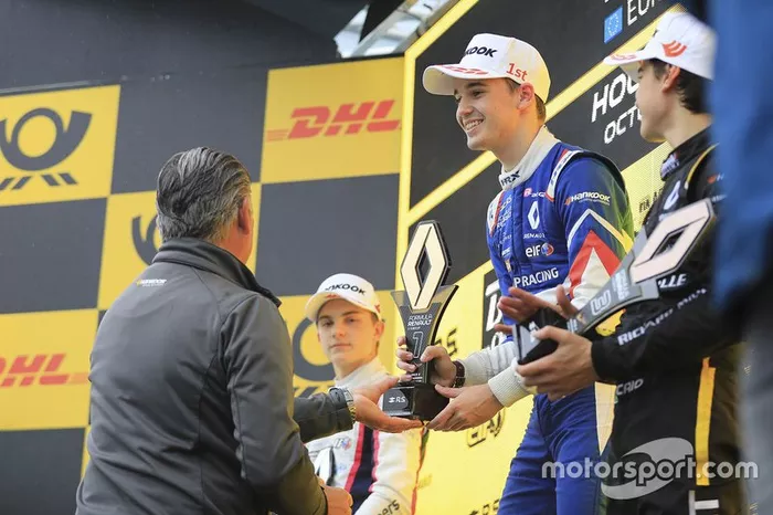 Podio di gara 2: il vincitore Alexander Smolyar, R-ACE GP