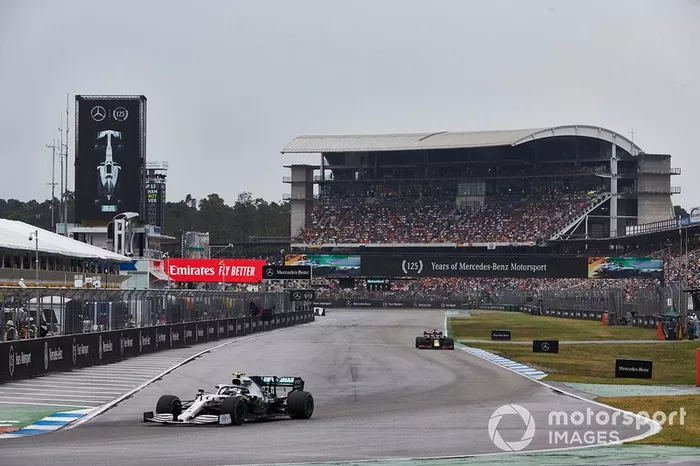 No fim da prova, mais uma decepção para a Mercedes: em perseguição a Stroll, Bottas errou e bateu na curva 1, abandonando a corrida
