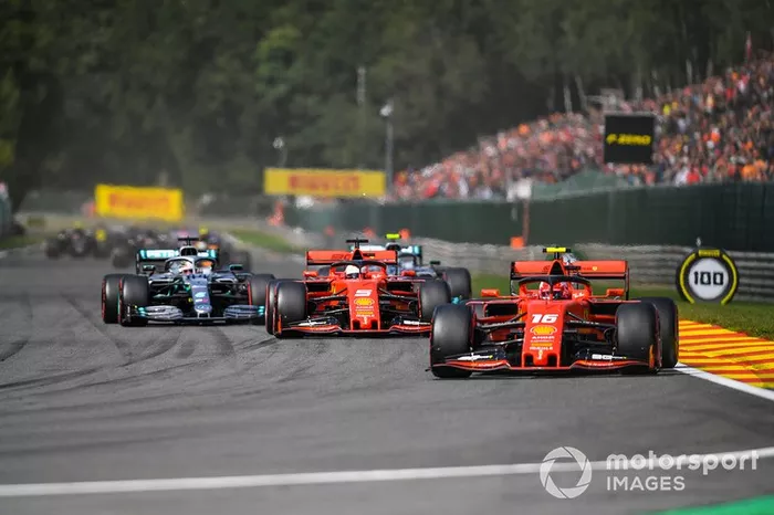Charles Leclerc, Ferrari SF90, precede Sebastian Vettel, Ferrari SF90, Lewis Hamilton, Mercedes AMG F1 W10, Valtteri Bottas, Mercedes AMG W10, e il resto delle auto al giro di apertura