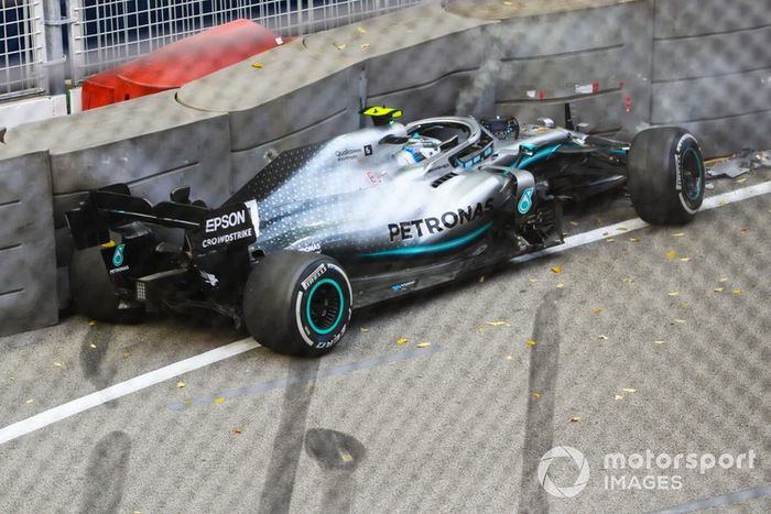 Valtteri Bottas, Mercedes AMG W10 se estrella contra la pared