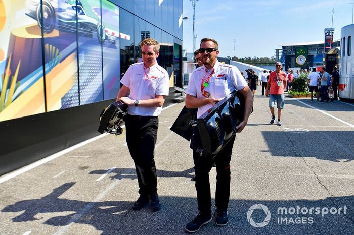 Reparación de las luces de salida después de que un autobús se estrelló contra ellas