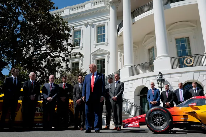 Amerikaanse president Donald Trump, Roger Penske, NASCAR-commissaris Steve Phelps en NASCAR-voorzitter Steve O'Donnell, Joey Logano, Ryan Blaney