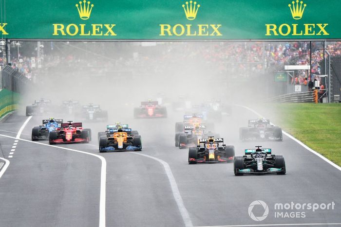 Arrancada Lewis Hamilton, Mercedes W12, Max Verstappen, Red Bull Racing RB16B, Sergio Pérez, Red Bull Racing RB16B, Lando Norris, McLaren MCL35M, Valtteri Bottas, Mercedes W12, Charles Leclerc, Ferrari SF21