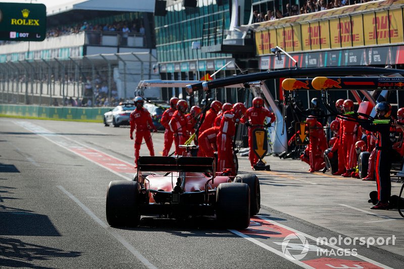 Шарль Леклер, Ferrari SF90, заезжает на пит-стоп