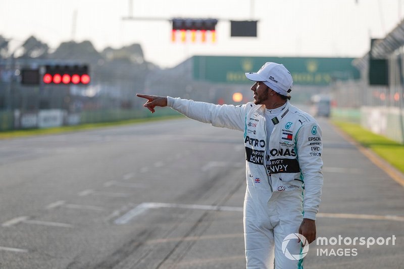 I festeggiamenti del poleman Lewis Hamilton, Mercedes AMG F1 nel Parco chiuso