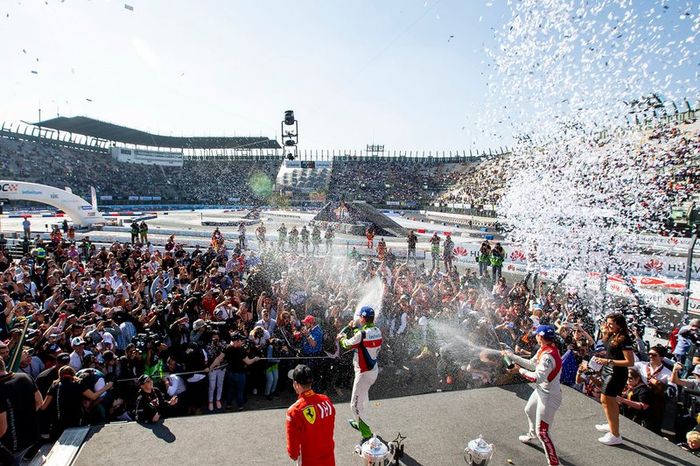 Ganador, Benito Guerra celebra con Loic Duval y Sebastian Vettel