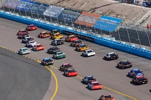 Kyle Busch, Joe Gibbs Racing, Toyota Camry SKITTLES and Clint Bowyer, Stewart-Haas Racing, Ford Mustang ITsavvy restart