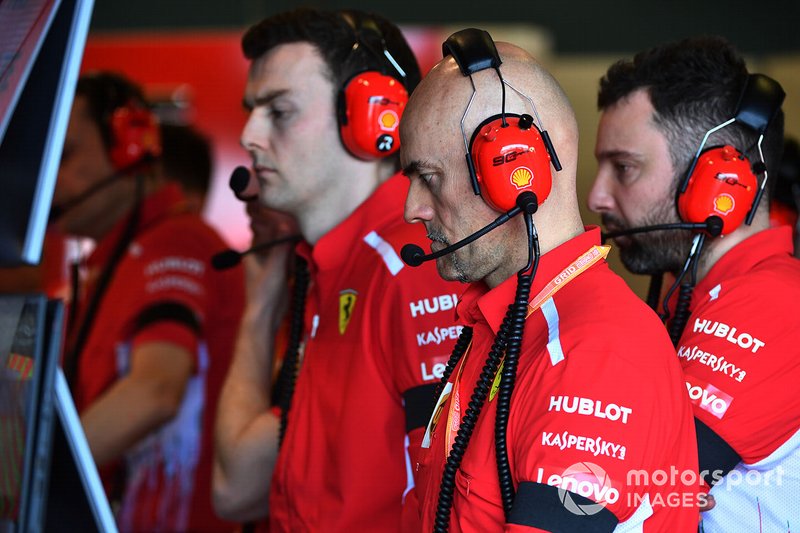 Personale della Ferrari a lavoro nel box