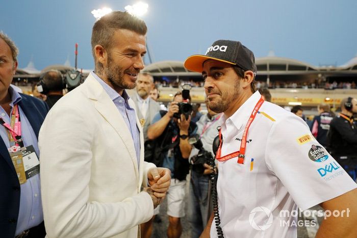 David Beckham habla con Fernando Alonso en la parrilla