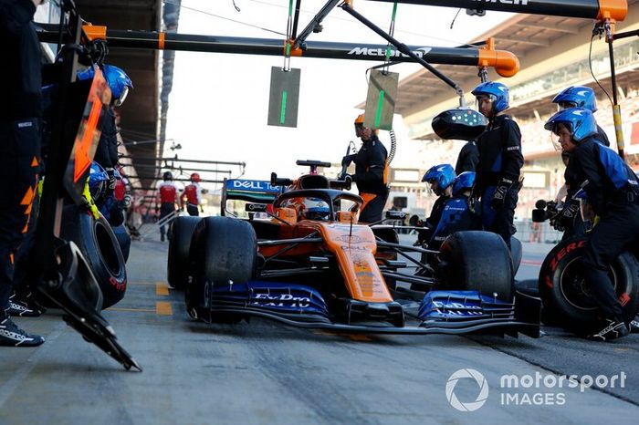 Carlos Sainz Jr., McLaren MCL34 pit stop