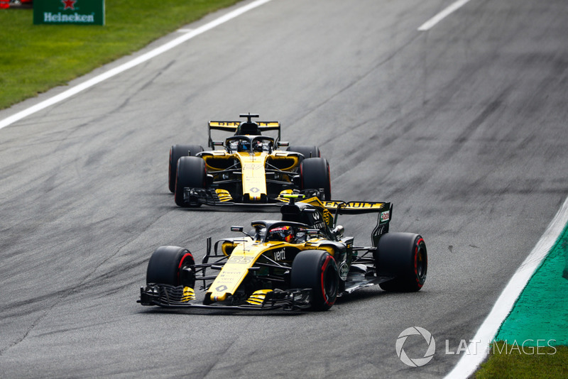 Carlos Sainz Jr., Renault Sport F1 Team RS 18, leads Nico Hulkenberg, Renault Sport F1 Team RS 18