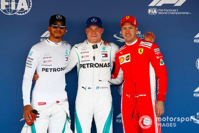 Top 3 después de la clasificación, ganador de la pole Valtteri Bottas, Mercedes AMG F1, segundo Lewis Hamilton, Mercedes AMG F1, tercero Sebastian Vettel, Ferrari