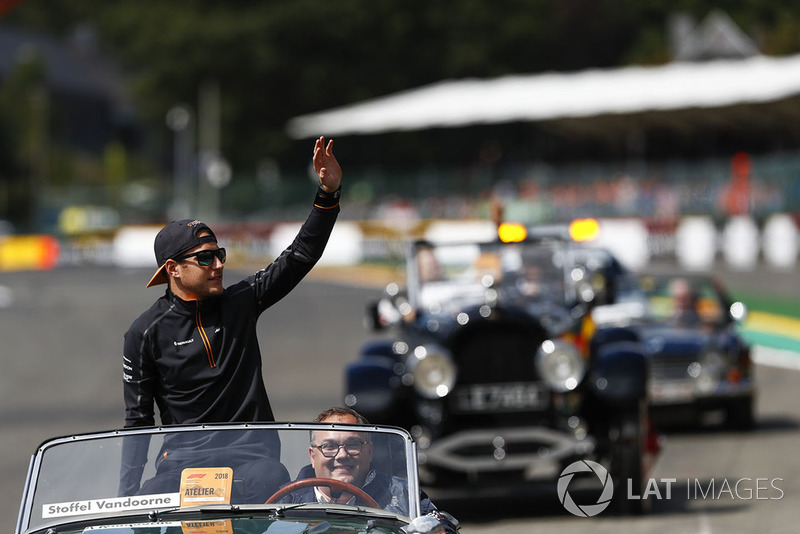 Stoffel Vandoorne, McLaren, mengikuti parade pembalap