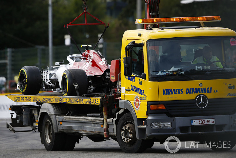 Samochód Charles'a Leclerca, Sauber C37, wraca do garażu na ciężarówce