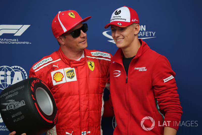 Mick Schumacher menyerahkan trofi pada Kimi Raikkonen, Ferrari