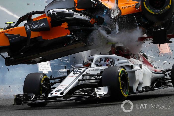 Charles Leclerc, Sauber C37, Fernando Alonso, McLaren MCL33 