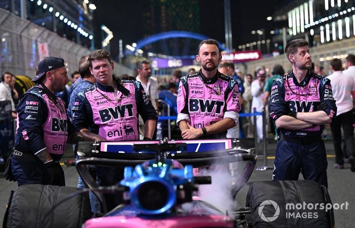 Miembros del equipo Alpine F1 en la parrilla 