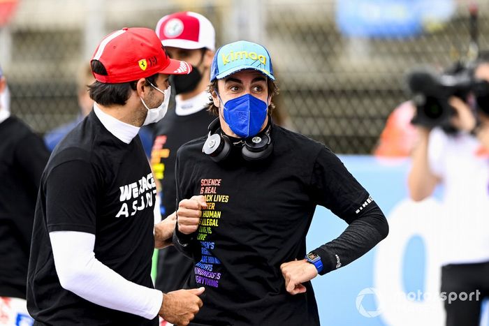 Carlos Sainz Jr., Ferrari, y Fernando Alonso, Alpine F1
