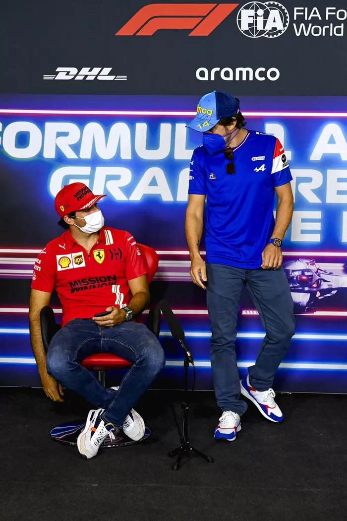 Fernando Alonso, Alpine F1, Carlos Sainz Jr., Ferrari en la conferencia de prensa