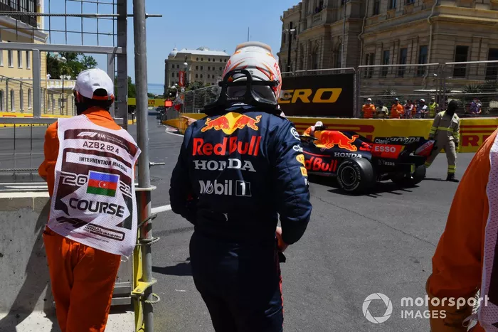 Los comisarios ayudan a Max Verstappen, Red Bull Racing RB16B, tras su accidente en la FP3