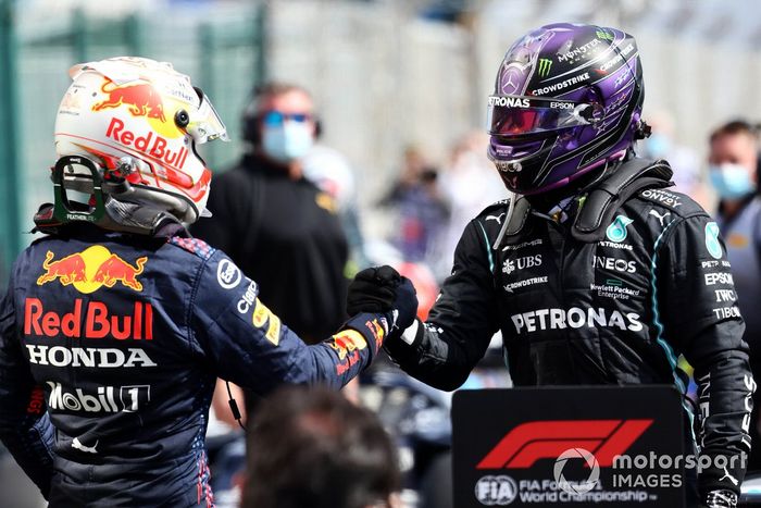 Segundo lugar Max Verstappen, Red Bull Racing y el ganador Lewis Hamilton, Mercedes, celebra con el equipo en Parc Ferme