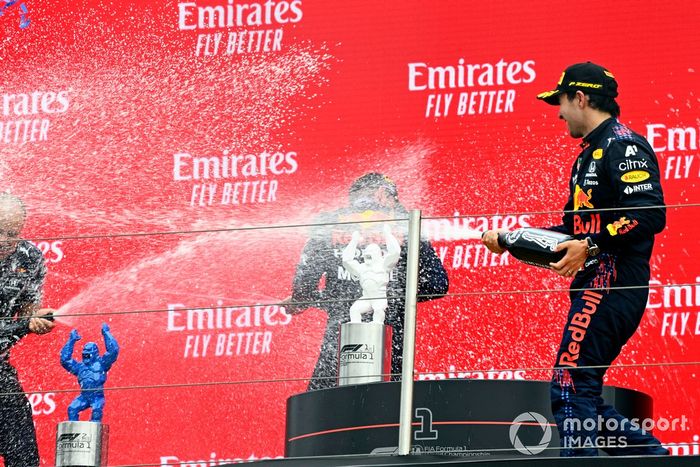 Podio: Gianpiero Lambiase, Ingeniero de carreras de Red Bull Racing, tercer lugar Sergio Pérez, Red Bull Racing, ganador de la carrera Max Verstappen, Red Bull Racing