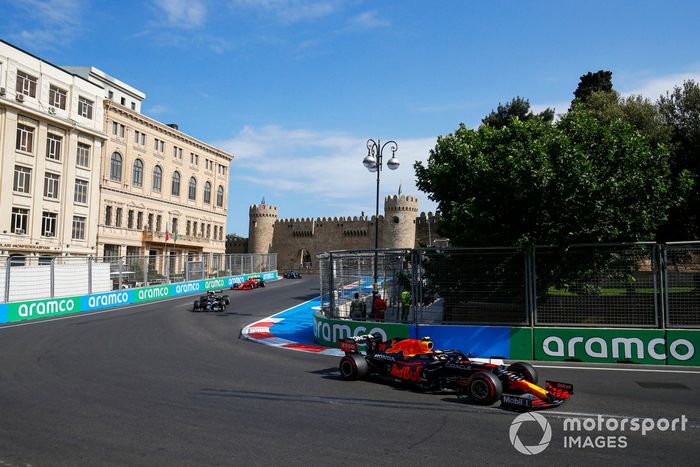 Sergio Pérez, Red Bull Racing RB16B, Pierre Gasly, AlphaTauri AT02