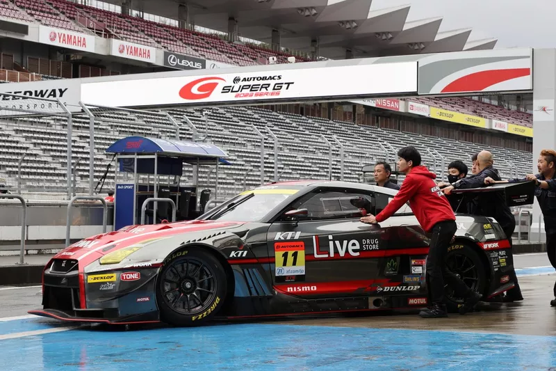#11 GAINER TANAX GT-R