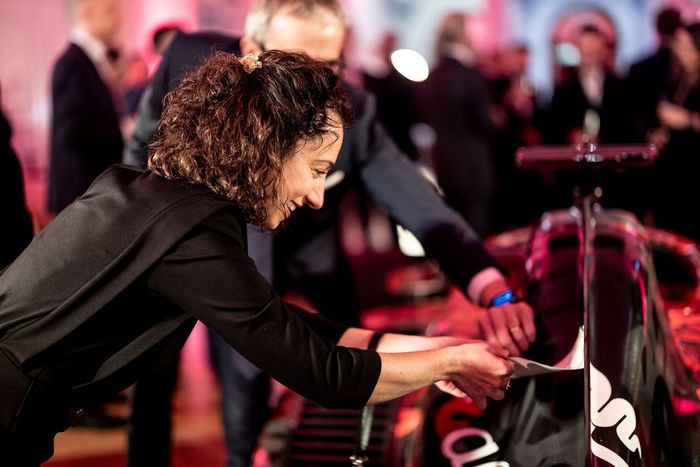 Presentación del Alfa Romeo F1 Team Stake x BOOGIE art car