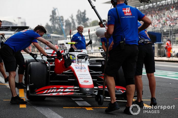 Mick Schumacher, Haas VF-22, en el pit lane