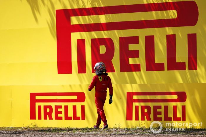 Charles Leclerc, Ferrari SF21, se aleja de su coche tras estrellarse en la FP2