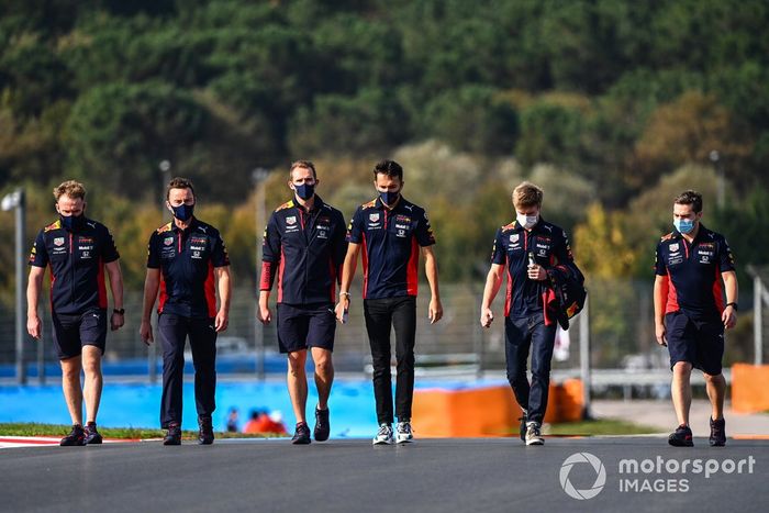 Alex Albon, Red Bull Racing, recorre la pista
