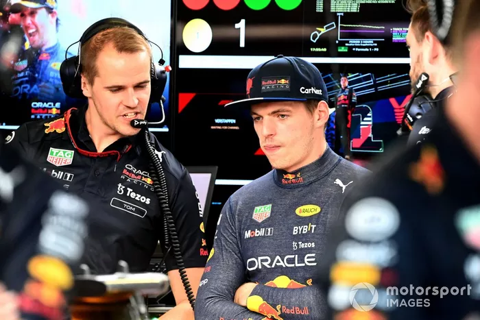 Max Verstappen, Red Bull Racing, con un ingeniero