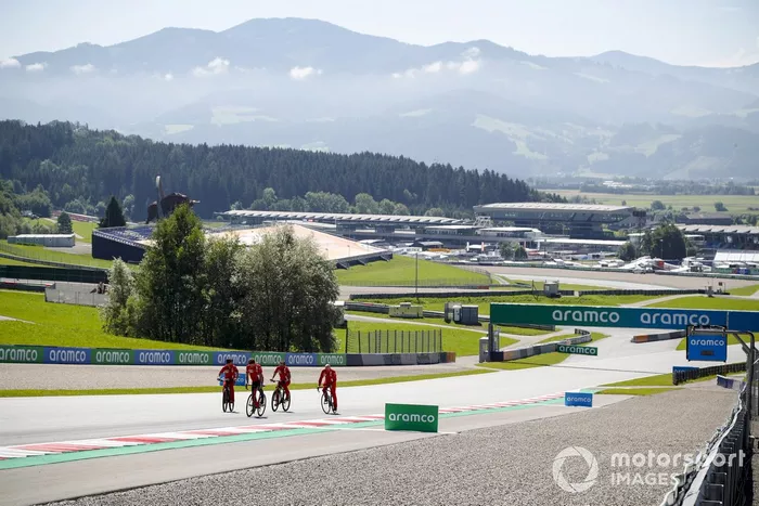 Charles Leclerc, Ferrari recorre el circuito en bici