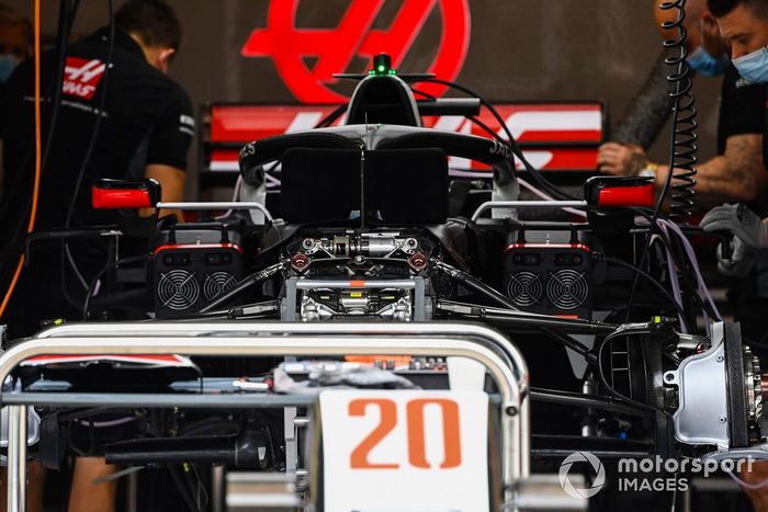 Los mecánicos de Haas trabajan en el garaje del equipo