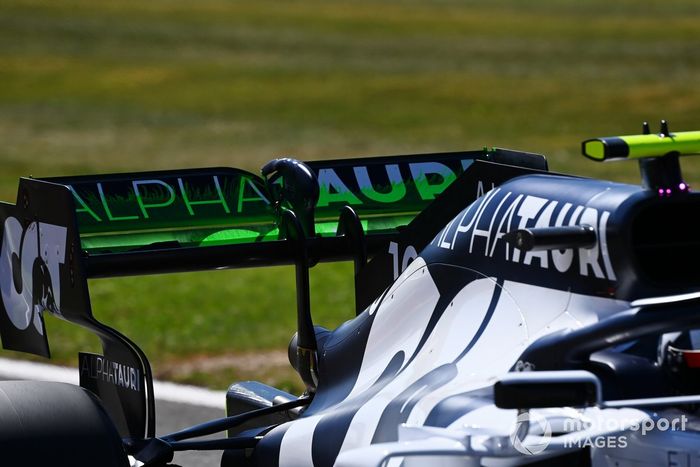 Pintura de parafina en el alerón trasero del monoplaza de Pierre Gasly, AlphaTauri AT01