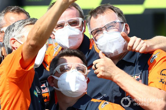 Brad Binder, el equipo Red Bull KTM Factory Racings celebran