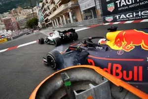 Max Verstappen, Red Bull Racing RB15, raakt leider Lewis Hamilton, Mercedes AMG F1 W10