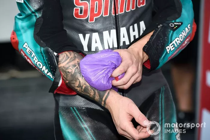 Fabio Quartararo, Petronas Yamaha SRT, con hielo en su brazo