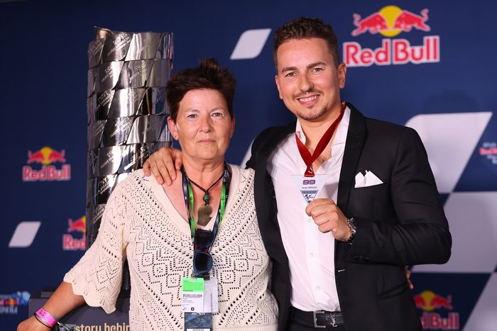 Jorge Lorenzo, leyenda de MotoGP, con su madre