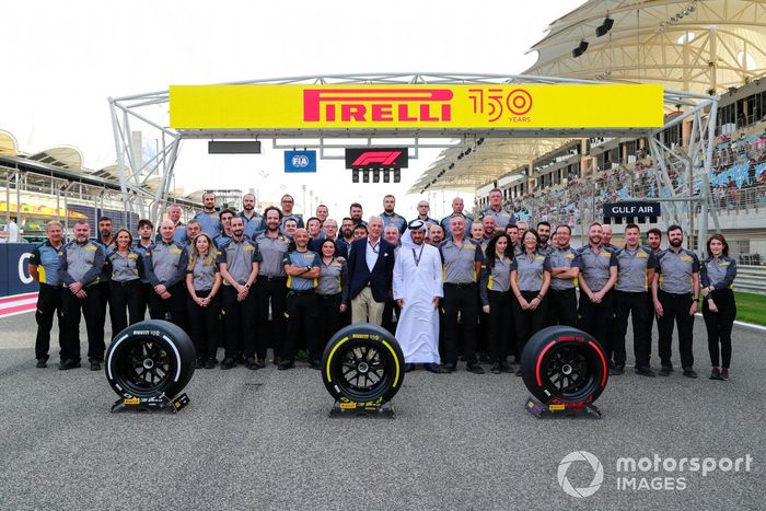 Foto del grupo Pirelli, incluyendo al Presidente de Pirelli, Marco Tronchetti Provera, Mohammed bin Sulayem, Presidente de la FIA, Stefano Domenicali, Director General de la Fórmula 1, Mario Isola, Director de Competición de Pirelli Motorsport y Matteo Bonciani, Jefe de Comunicación de Motorsport, Pirelli